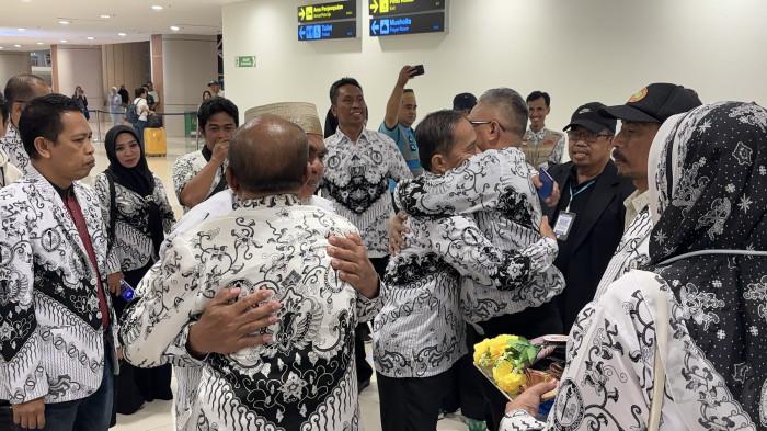 PEMECATAN GURU - Suasana kedatangan Abdul Muis dan Rasnal di Bandara Sultan Hasanuddin Makassar, Sabtu (15/11/2025). Rasnal dan Abdul Muis tak kuasa tahan tangis.