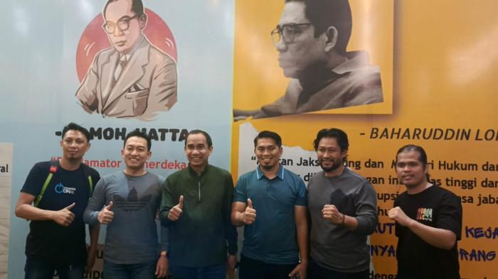 RUDIANTO DAN POLISI- Anggota Komisi III DPR-RI, Rudianto Lallo di Rumah Aspirasi, Jl AP Pettarani, Makassar, Minggu (16/11/2025). Hadir langsung Kasat Reskrim Polri AKBP Devi Sujana, Kanit Reskrim Polsek Panakkukang Makassar IPTU Nasrullah Muntu, Kasubdit 2 Jatanras Satreskrim Polrestabes Makassar IPDA Supriadi Gaffar, dan anggota Jatanras Polrestabes Makassar Megawan Marante dan Arif. 