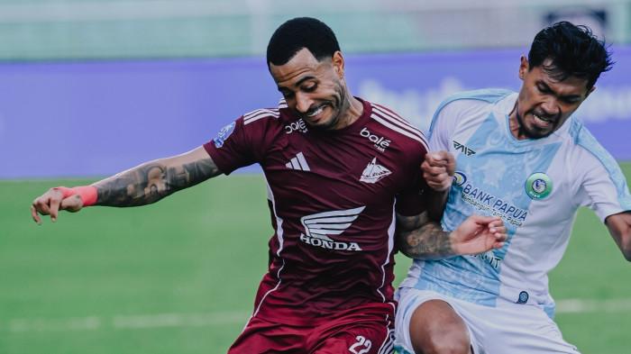 AKUMULASI KARTU - Bek sayap kiri PSM Makassar Victor Luiz berduel dengan pemain PSBS Biak Heri Susanto pada pekan 13 Super League 2025/2026 di Stadion BJ Habibie, Kota Parepare, Sulsel, Jumat (21/11/2025). Tiga pemain PSM Makassar terancam akumulasi kartu kuning saat lawan Persis Solo pada 14 Super League di Stadion Manahan, Kota Solo, Jawa Tengah, Sabtu (29/11/2025).