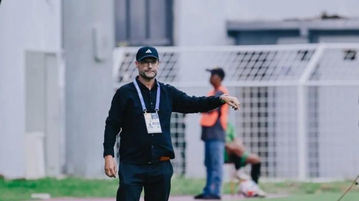 PELATIH TERBAIK SUPER LEAGUE - Pelatih PSM Makassar, Tomas Trucha saat memberi instruksi kepada pemain PSM Makassar di pinggir lapangan saat melawan PSBS Biak pada pekan 13 Super League 2025/2026 di Stadion BJ Habibie, Parepare, Sulsel, Jumat (21/11/2025). Tomas Trucha raih pelatih terbaik pada penghargaan pekan 13 Super League 2025/2026.