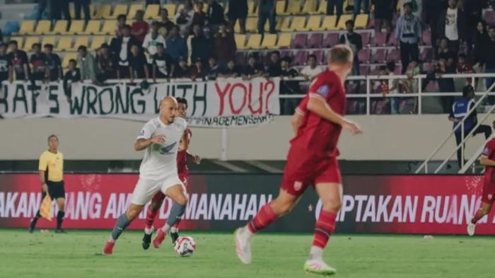 SUPER LEAGUE - Gelandang PSM Makassar Savio Roberto saat melawan Persis Solo di Stadion Manahan, Kota Solo, Jawa Tengah, Jumat (28/11/2025) malam. Babak pertama Persis Solo vs PSM Makassar 1-0.