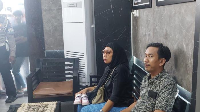 BILQIS KEMBALI - Ayah Bilqis (kanan) saat menyambut kedatangan putrinya di Mapolrestabes Makassar, Minggu (9/11/2025). Bilqis, bocah tiga tahun korban penculikan, tiba setelah penerbangan dari Jambi dan transit Surabaya. Polisi memperketat pengamanan dan melakukan pemeriksaan kesehatan sebelum menyerahkan Bilqis ke keluarga.

 