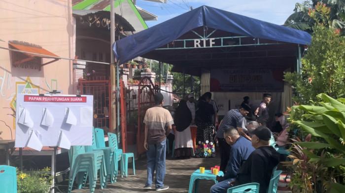 PEMILIHAN RT - Pemilih mulai mendatangi TPS 05 Kelurahan Bangkala, Kecamatan Manggala, Makassar, untuk pencoblosan calon ketua RT dan RW, Rabu (3/12/2025) pagi. TPS di Bangkala hanya buka hingga Pukul 14.00 Wita.