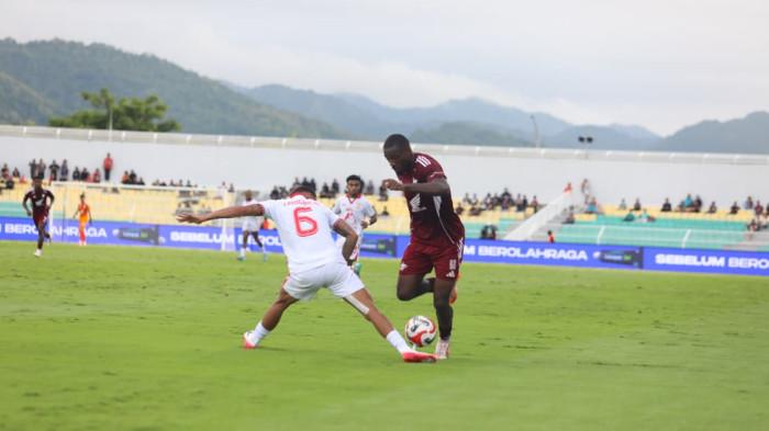 PSM MAKASSAR - Penyerang sayap Jacques Medina coba melewati bek kanan Malut United Igor Inocencio pada pekan 15 Super League 2025/2026 di Stadion BJ Habibie, Kota Parepare, Sulawesi Selatan (Sulsel), Minggu (21/12/2025). Pelatih PSM Makassar Tomas Trucha menyebut, PSM Makassar layak dapat satu poin lawan Malut United.