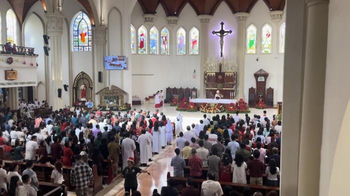 NATAL GEREJA KATEDRAL MAKASSAR - Suasana badah Natal sesi pertama di Gereja Katedral Makassar, Jl Kajoalalido, Kamis (25/12/2025) pagi. Ibadah dipimpin Uskup Agung Makassar Mgr Fransiskus Nipa.