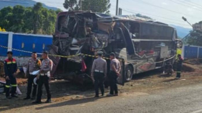 BUS KECELAKAAN - Potret bagian depan Bus Bintang Timur tujuan Makassar-Sorowako ringsek usai mengalami kecelakaan tunggal di Jalan Trans Sulawesi, Desa Laskap, Kecamatan Malili, Kabupaten Luwu Timur, Sulawesi Selatan, Senin (29/12/2025) sekitar pukul 05.30 Wita pagi. Kondektur berinisial MAS tewas dalam kecelakaan ini.