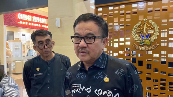 GURU LUTRA - Sekretaris Daerah Sulsel, Jufri Rahman di Kantor Gubernur Sulsel, Makassar, Sulsel pada Kamis (13/11/2025). Jufri mulai koordinasi dengan KemenPAN-RB dan BKN RI untuk pemulihan jabatan Abdul Muis dan Rasnal yang sebelumnya dipecat.