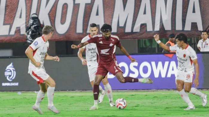 PEMAIN DIKEPUNG - Bek PSM Makassar Aloisio Neto Soares dikepung tiga pemain Bali United pada pekan 17 Super League 2025/2026 di Stadion BJ Habibie, Parepare, Sulawesi Selatan (Sulsel), Jumat (9/1/2026). Pelatih PSM Makassar ungkap tiga momen kunci di pertandingan PSM Makassar vs Bali United.
