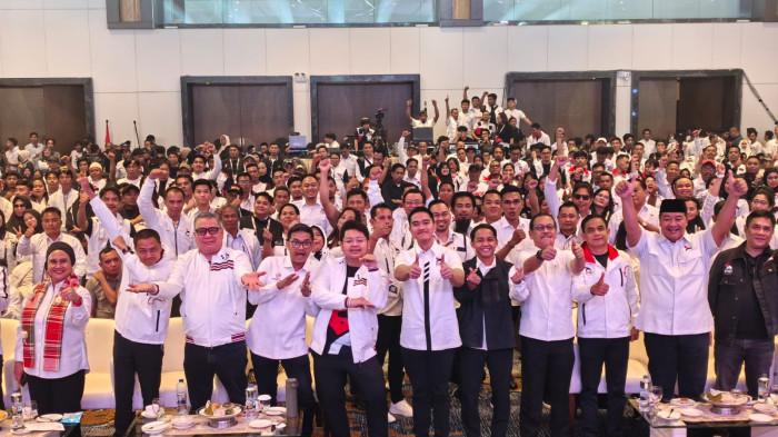PSI - Kaesang Pangarep foto bersama pengurus PSI di Hotel Claro Makassar, Rabu (28/1/2026). Kaesang membagikan KTA emas di pelantikan pengurus PSI.