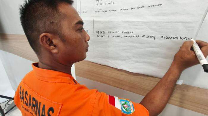 PESAWAT HILANG - Tim Basarnas memperbaharui informasi di Bandara Sultan Hasanuddin. Pukul 10.10 kondisi di puncak sempat diguyur hujan.