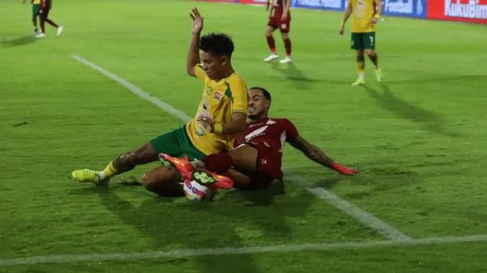 SUPER LEAGUE - Bek PSM Makassar Victor Luiz perebutan bola dengan pemain Persebaya pada pekan 26 Liga 1 2024/2025 di Stadion BJ Habibie, Kota Parepare, Sulawesi Selatan (Sulsel), Jumat (7/3/2025). Bernardo Tavares mulai dikritik setelah Persebaya kalah dari Persijap.