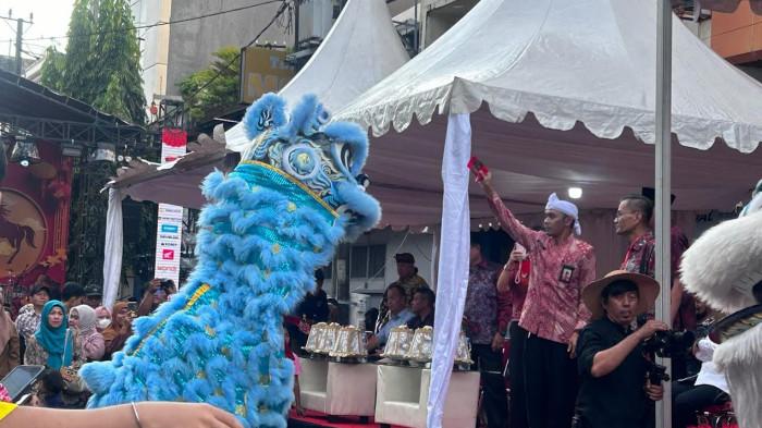 BARONGSAI - Atraksi Barongsai Pukau Pengunjung Festival Cap Go Meh Zou Zou 2577/2026. Agenda bersama di sepanjang kawasan Pecinan, Jl Sulawesi, Kelurahan Melayu Baru Kecamatan Wajo, Selasa (3/3/2026) sore.