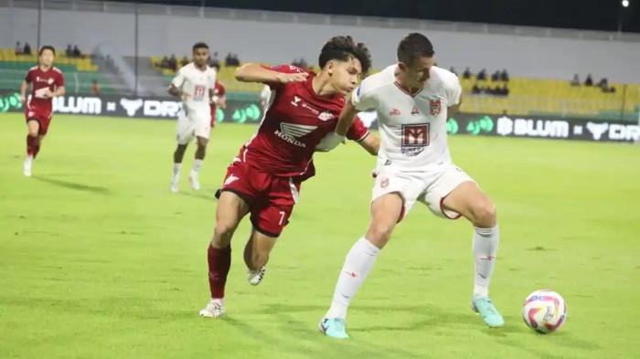 PSM MAKASSAR - Penyerang sayap PSM Makassar Victor Dethan berduel dengan pemain Malut United pada Liga 1 2024/2025 di Stadion BJ Habibie, Parepare. Empat pemain Malut United akan reuni dengan PSM Makassar.