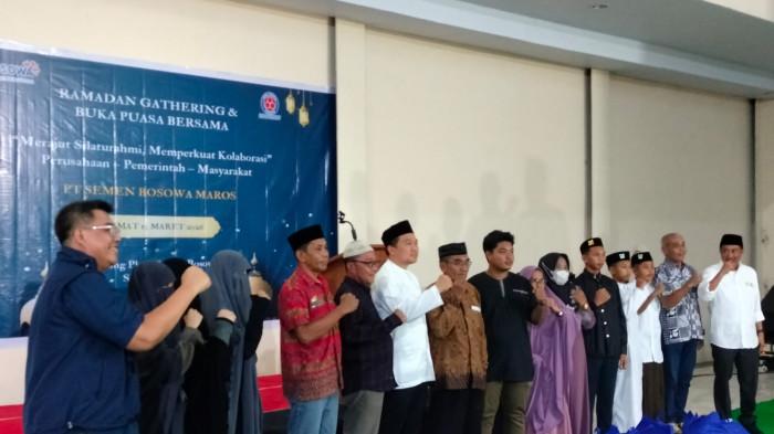 BOSOWA - Bosowa Semen dan Bosowa Peduli menggelar buka puasa. Bosowa menyalurkan 1.000 paket pangan Ramadhan kepada masyarakat di berbagai wilayah di Kabupaten Barru.