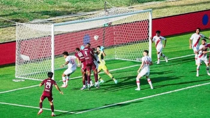 CETAK GOL - Bek PSM Makassar Yuran Fernandes mencetak gol melalui sundulan kepada saat melawan Persis Solo pada pekan 26 Super League 2025/2026 di Stadion BJ Habibie, Kota Parepare, Sulawesi Selatan (Sulsel), Sabtu (4/4/2026). Kebobolan PSM Makassar musim ini sudah lampaui musim lalu.