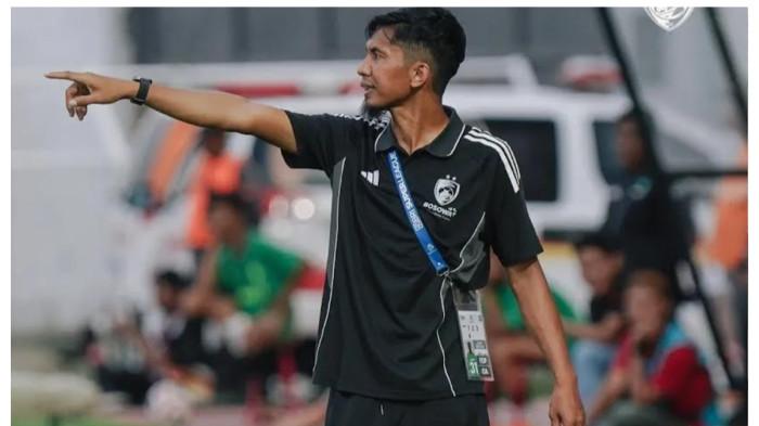 LAGA EMOSIONAL - Caretaker PSM Makassar Ahmad Amiruddin saat memberikan instruksi dari pinggir lapangan melawan Bhayangkara Lampung FC pada pekan 31 Super League 2025/2026 di Stadion Kanjuruhan, Kabupaten Malang, Jawa Timur, Senin (4/5/2026). Ahmad Amiruddin menjalani laga emosional saat PSM Makassar menantang Arema FC pada pekan 32 Super League di Stadion Kanjuruhan, Kabupaten Malang, Jawa Timur, Sabtu (9/5/2026).