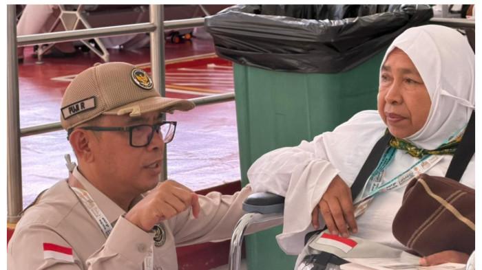 HAJI 2026 - Sekjen Kemenhaj Teguh Dwi Nugroho (kanan) dan Dirjen Bina Penyelenggaraan Haji dan Umrah  Puji Raharjo di Bandara King Abdul Aziz Jeddah, Rabu (13/05/2026). Dirjen Bina Penyelenggaraan Haji dan Umrah Puji Raharjo berbincang dengan jemaah haji asal Embarkasi Banjarmasin di Bandara King Abdul Aziz Jeddah, Rabu (13/05/2026).