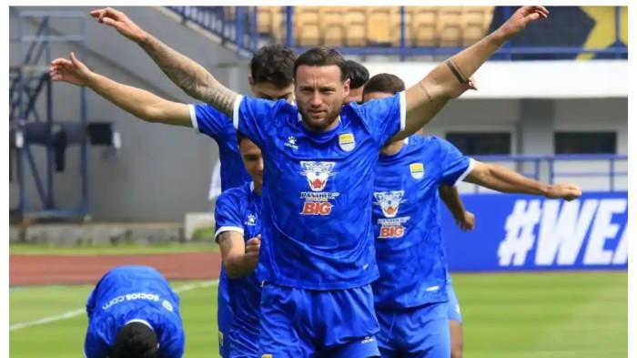 PERSIB - Pemain Persib Bandung Marc Klok. Marc Klok merupakan eks pemain PSM Makassar.
