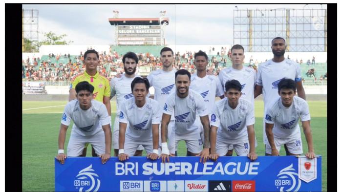 KOLEKSI KARTU - Starting line up PSM Makassar melawan Madura United pada pekan 34 Super League 2025/2026 di Stadion Gelora Bangkalan, Kabupaten Bangkalan, Jawa Timur, Sabtu (23/5/2026). PSM Makassar berada di posisi kedua tim paling banyak mengoleksi kartu.