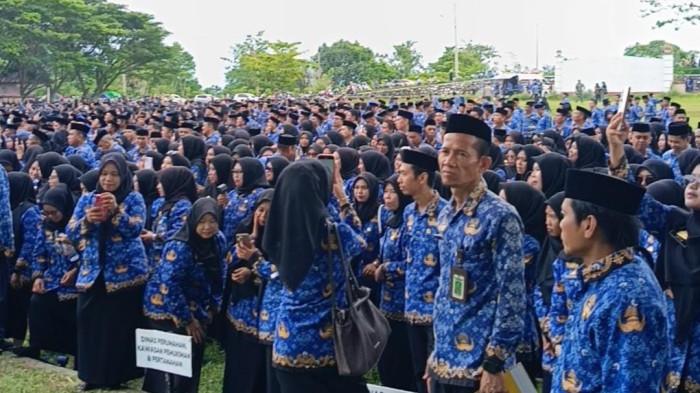 PPPK SINJAI - Pegawai Pemerintah dengan Perjanjian Kerja (PPPK) Paruh Waktu Pemkab Sinjai saat menerima SK pengangkatan. Sebanyak 3.942 PPPK Paruh Waktu telah menerima pembayaran gaji periode Januari hingga Maret 2026, sementara Tunjangan Hari Raya (THR) segera dicairkan.