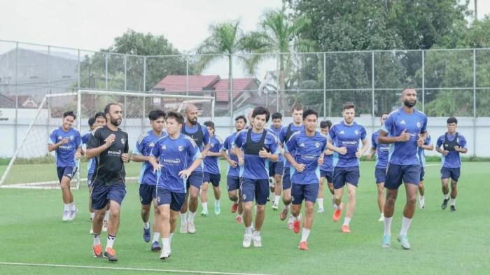 PERSAINGAN KLASEMEN - Skuad PSM Makassar saat latihan di Stadion Kalegowa, Kabupaten Gowa, Rabu (11/3/2026). Persaingan di papan bawah klasemen semakin sengit. 