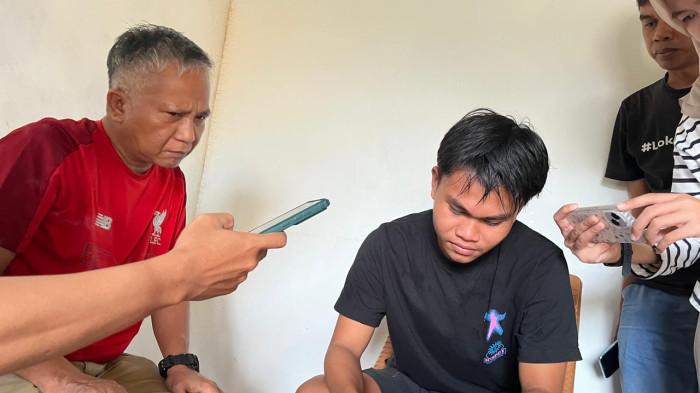 PESAWAT JATUH - Saksi mata, Reski (18) saat diwawancarai di rumahnya, Coppeng Coppeng, Kecamatan Labbakkang, Pangkep, Sulsel.