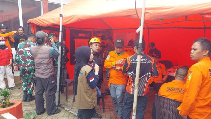 PESAWAT JATUH - Suasana posko tim gabungan di halaman Kantor Desa Tompo Bulu, Kecamatan Balocci, Pangkep, Minggu (18/1/2025). Tim Basarnas, TNI, Polri, BPBD, dan relawan terus berkomunikasi dengan pencari di Gunung Bulusaraung. Dua opsi evakuasi korban disiapkan, namun cuaca berkabut membuat jalur udara tidak memungkinkan.