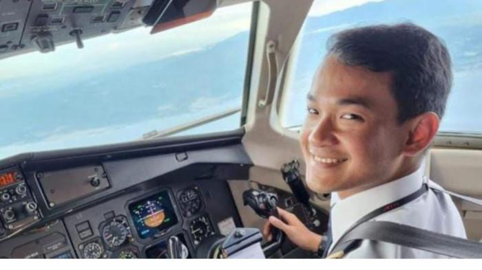 PESAWAT JATUH - Potret Muh. Farhan Gunawan, Co-Pilot pesawat ATR 42‑500, alumni SMP dan SMA Sekolah Islam Athirah Makassar. Pesawat ATR 42‑500 milik Indonesia Air Transport  jatuh di perbatasan Kabupaten Maros-Pangkep, Sulawesi Selatan, Sabtu (17/1/2026).