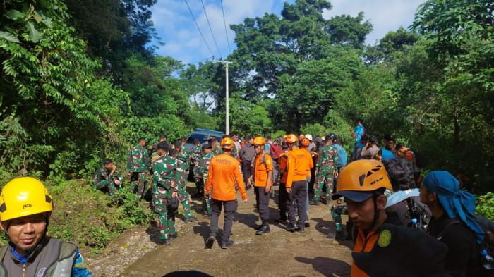 PESAWAT JATUH - Tim gabungan SAR dan TNI berjalan kaki memasuki hutan Desa Tompo Bulu, Balocci, Pangkep, Sulsel untuk mencari korban pesawat Indonesia Air Transpor, Minggu (18/1/2026).