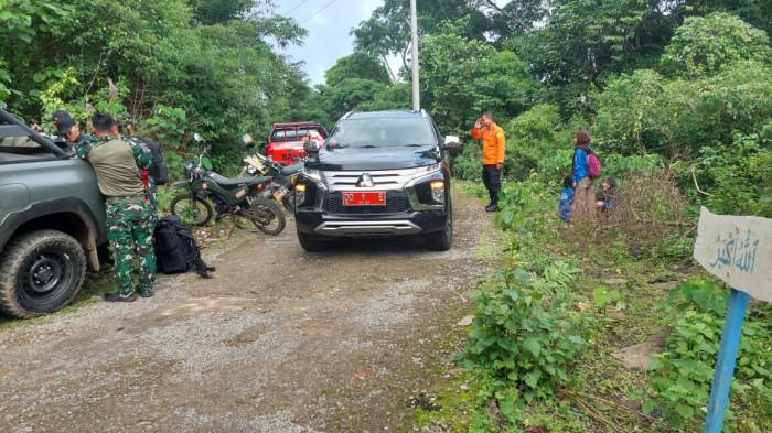 PESAWAT JATUH - Mobil Bupati Pangkep melintas di jalur menuju Desa Tompobulu saat operasi pencarian pesawat ATR 42‑500, Minggu (18/1/2026). Tim SAR tetap melanjutkan pencarian meski cuaca di lokasi mulai berawan dan turun gerimis. Pukul 09.23 WITA, suasana di lokasi pencarian pesawat ATR 42‑500 berubah menjadi mendung disertai gerimis.