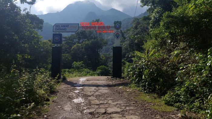 PESAWAT JATUH - Gerbang desa Tompo Bulu, Kecamatan Balocci, Pangkep, Sulsel tampak sederhana, dikelilingi pepohonan hijau yang rimbun, Minggu (18/1/2026).  Tim SAR tetap melanjutkan pencarian meski cuaca di lokasi mulai berawan dan turun gerimis. Pukul 09.23 WITA, suasana di lokasi pencarian pesawat ATR 42‑500 berubah menjadi mendung disertai gerimis.