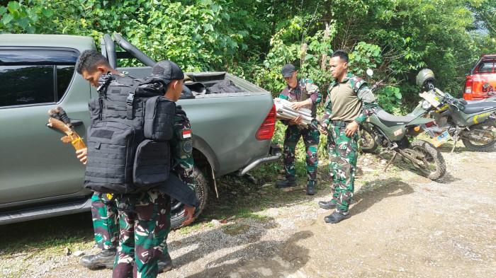 PESAWAT JATUH -  Suasana TNI terlihat menaikkan kantong mayat di medan terjal Desa Tompo Bulu, Kecamatan Balocci, Pangkep, Sulsel saat operasi pencarian pesawat ATR 42‑500, Minggu (18/1/2026). Tim SAR tetap melanjutkan pencarian meski cuaca di lokasi mulai berawan dan turun gerimis. Pukul 09.23 WITA, suasana di lokasi pencarian pesawat ATR 42‑500 berubah menjadi mendung disertai gerimis.