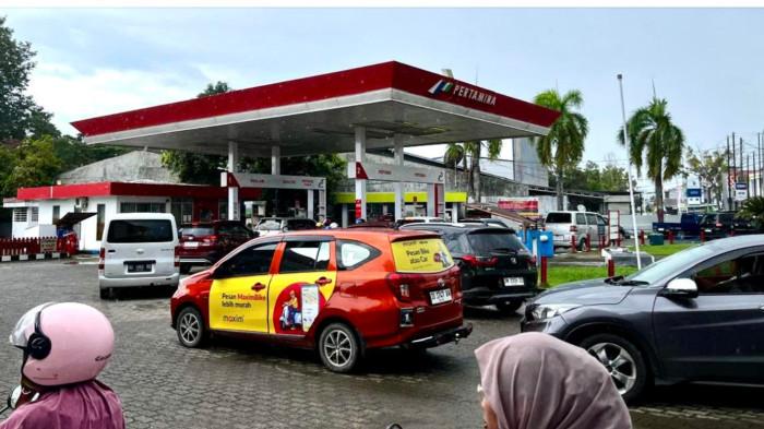 HARGA BBM -  Antrean panjang kendaraan di SPBU 74.926.45 Lita, Jl Petta Ponggawae, Sinjai Utara, Minggu (29/3/2026). Meski pasokan BBM normal, harga eceran di luar SPBU naik hingga Rp19 ribu per botol.