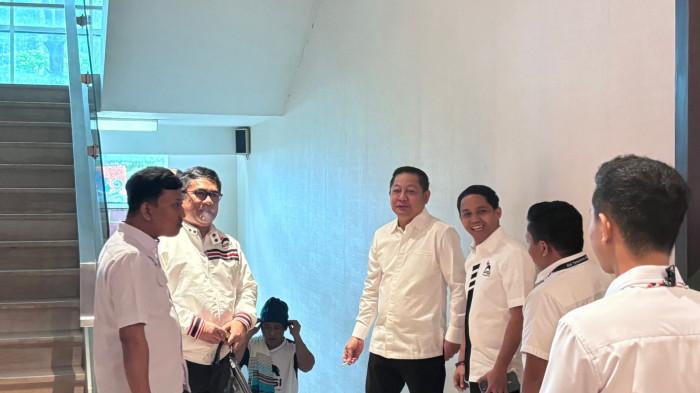 RAKERNAS PSI - Rusdi Masse Mappasessu hadir dalam Rakernas PSI 2026 di Hotel Claro Makassar, Kamis (29/1/2026). Mantan Ketua NasDem Sulsel mengenakan pakaian serba putih dan duduk bersama pejabat serta jajaran elite PSI. Kehadirannya menjadi sorotan peserta, meski belum menyatakan bergabung dengan PSI.

 