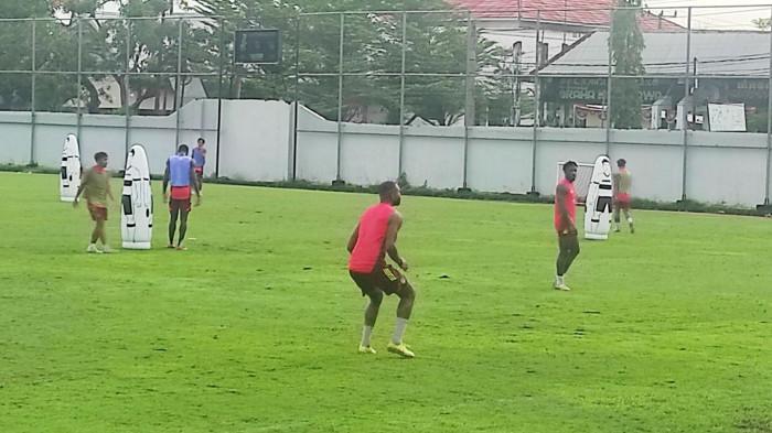 PEMAIN ABSEN - Pemain PSM Makassar Yuran Fernandes dan Gledson Paixao saat latihan di Stadion Kalegowa, Jl Poros Pallangga, Kelurahan Tetebatu, Kecamatan Pallangga, Kabupaten Gowa, Kamis (29/1/2026) pagi. Delapan pemain PSM Makassar absen latihan.