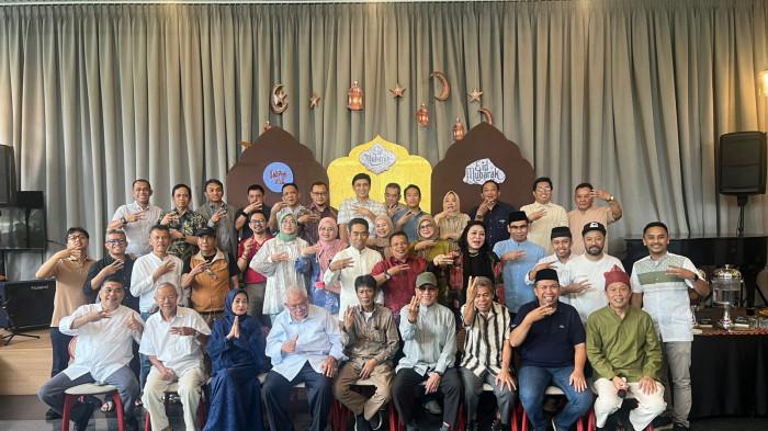 IKAFE UNHAS -  Suasana halal bihalal Ikafe Unhas di Tanah Air Resto TVRI Senayan, Jakarta, Jumat (4/4/2026). Semua peserta mendapat bingkisan lebaran sebagai simbol konsistensi energi riang gembira.

 