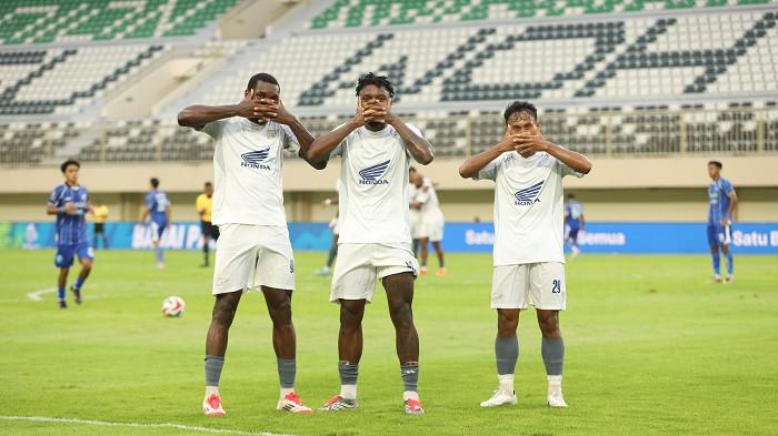 FAKTA LAGA - Pemain PSM Makassar Gledson Paixao (tengah) bersama Jacques Medina (kiri) dan Fahrul Aditia (kanan) selebrasi ala striker Arsenal Victor Gyokeres usai bobol gawang PSBS Biak pada pekan 20 Super League 2025/2026 di Stadion Maguwoharjo, Kabupaten Sleman, Daerah Istimewa Yogyakarta, Minggu (8/2/2026).  Fakta pertandingan PSM Makassar vs PSBS Biak.