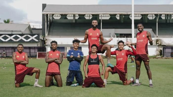 PSM MAKASSAR - Tujuh pemain PSM Makassar berfoto bersama usai latihan di Stadion Kalegowa, Kabupaten Gowa, Sulawesi Selatan (Sulsel), Rabu (31/12/2025). Gledson Paixao dan Syahrul Lasinari diprediksi mengisi starting line up melawan Borneo Samarinda FC.