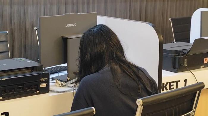 KEKERASAN SEKSUAL - Karyawati 22 tahun, korban rudapaksa saat didampingi YPMP melapor ke SPKT Polrestabes Makassar, Jl Ahmad Yani, Kecamatan Wajo, Kota Makassar, Sulawesi Selatan, Sabtu (3/1/2025). Korban dipaksa bersetubuh dengan bosnya lalu direkam.