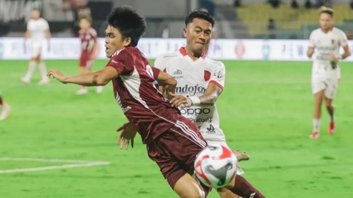 PSM MAKASSAR – Penyerang sayap PSM Makassar Rizky Eka Pratama berduel dengan bek sayap kanan Bali United Rizky pada pekan 17 Super League 2025/2026  di Stadion BJ Habibie, Kota Parepare, Sulawesi Selatan (Sulsel), Jumat (9/1/2026). PSM Makassar 0-1 Bali United.