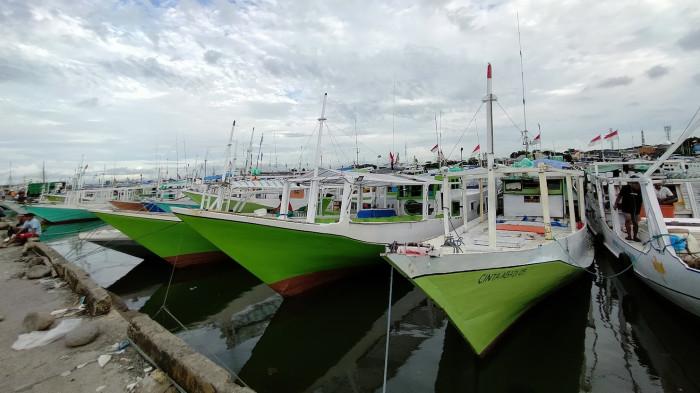 CUACA BURUK - Ratusan kapal nelayan parkir di dermaga Pelabuhan Paotere Jl Sabutung, Kelurahan Gusung, Kecamatan Ujung Tanah, Kota Makassar, Sulawesi Selatan, akibat cuaca ekstrem, Senin (12/1/2026). Tingginya gelombang laut akibat cuaca buruk memaksa nelayan di Makassar tak melaut.