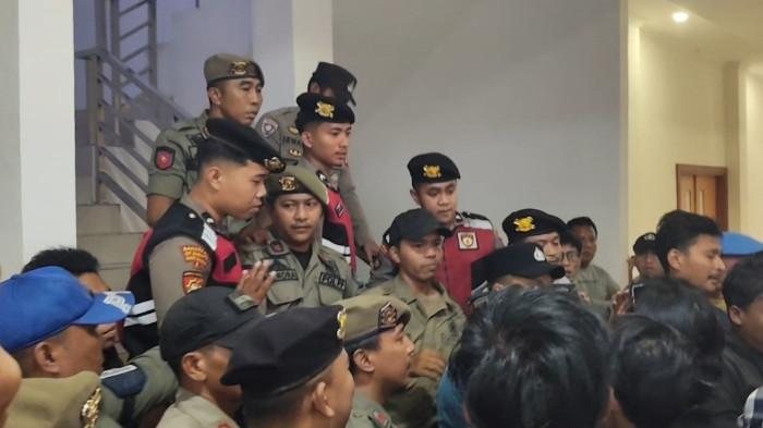 DEMO RICUH - Massa aksi melanjutkan demonstrasi ke DPRD Gowa Jl Masjid Raya Sungguminasa Kecamatan Somba Opu Kabupaten Gowa, Sulsel, setelah tak ditemui oleh Bupati Gowa Husniah Talenrang, Kamis (15/1/2026). Di lokasi ini juga sempat terjadi Kericuhan.