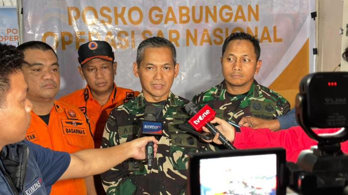 PESAWAT JATUH - Asisten Perencanaan dan Pengendalian Operasi Kodam XIV/Hasanuddin (Asrendam), Kolonel Inf Abi Kusnianto, di Pos AJU SAR Gabungan Desa Tompo Bulu, Kecamatan Balocci, Kabupaten Pangkep.