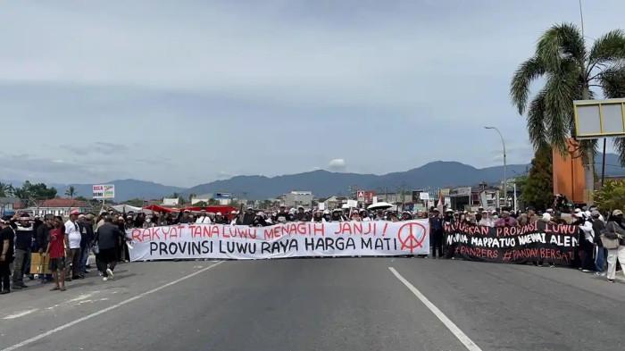 LUWU RAYA – Ribuan warga Luwu Utara menggelar aksi unjuk rasa di Monumen Masamba Affair, Kecamatan Masamba, Kabupaten Luwu Utara, Sulawesi Selatan, Jumat (23/1/2026). Ketua DPRD Sulsel Andi Rachmatika Dewi (Cicu) merespons aspirasi pemekaran Provinsi Luwu Raya