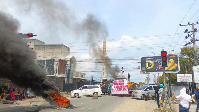 PROVINSI LUWU RAYA - Sebuah eskavator tua dipasang melintang di badan jalan di Kelurahan Padang Sappa, Kecamatan Ponrang, Kabupaten Luwu, Sulawesi Selatan. Aksi ini bagian dari unjuk rasa menuntut pembentukan Provinsi Luwu Raya dan Kabupaten Luwu Tengah.