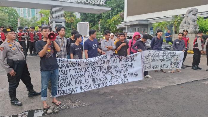 RAKERNAS PSI - Puluhan mahasiswa demo Menhut Raja Juli Antoni di depan lokasi Rakernas PSI di depan hotel Claro, Jl AP Pettarani, Kecamatan Tamalate, Kota Makassar, Sulawesi Selatan, Kamis (29/1/2026) sore. Demonstran meminta Raja Juli Antoni dicopot sebagai Menteri Kehutanan (Menhut) dan menolak kehadiran Jokowi di Makassar.