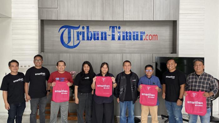 FUN RUN - Manajemen Smartfren  berfoto bersama manajemen Tribun Timur saat berkunjung di Kantor Tribun Timur, Jalan Cendrawasih No 430, Makassar, Kamis (29/1/2026) sore. Manajemen Smartfren dalam kesempatan itu mengenalkan program yang akan dilaksanakan, salah satunya Smartfren Fun Run Makassar, pada Minggu (1/2/2026).