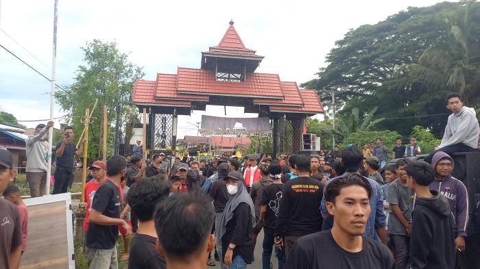 LUWU RAYA - Aliansi Perjuangan Masyarakat Tana Luwu (Permata) kembali berunjuk rasa di Jl Poros Makassar-Palopo, Desa Batu Lappa, Kecamatan Larompong Selatan, Kabupaten Luwu, Minggu (8/2/2026). Puluhan demonstran kembali memadati batas Kabupaten Luwu-Wajo dengan tuntutan pembentukan Daerah Otonomi Baru (DOB) Provinsi Luwu Raya-Kabupaten Luwu Tengah.