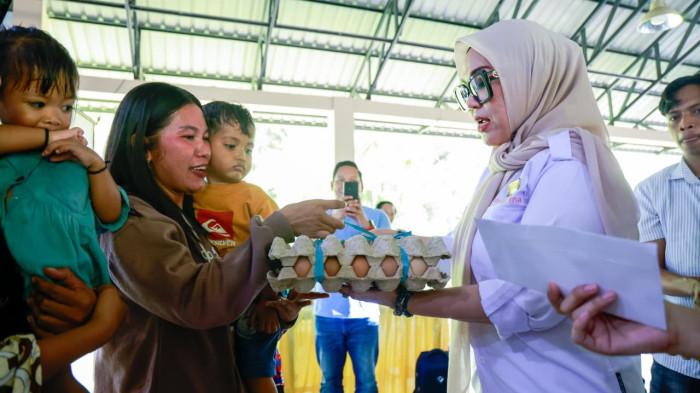 Bupati Barru, Andi Ina Kartika Sari menyalurkan puluhan rak telur program ICMI Sulsel mencegah stunting Minggu 915/2/2026).