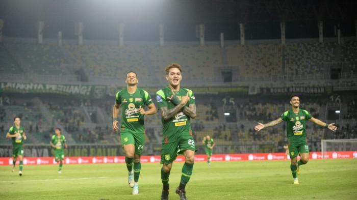 SUPER LEAGUE - Selebrasi Penyerang Persebaya Gali Freitas usai mencetak gol ke gawang PSM Makassar di babak pertama laga pekan 23 BRI Super League di Stadion Gelora Bung Tomo, Rabu (25/2/2026) malam. Skor Persebaya vs PSM Makassar sementara 1-0.